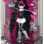 Reel Drama Draculaura 🦇 This doll looks incredible in person! I've always  loved older greyscale dolls like sdcc 2010 Frankie and Fri